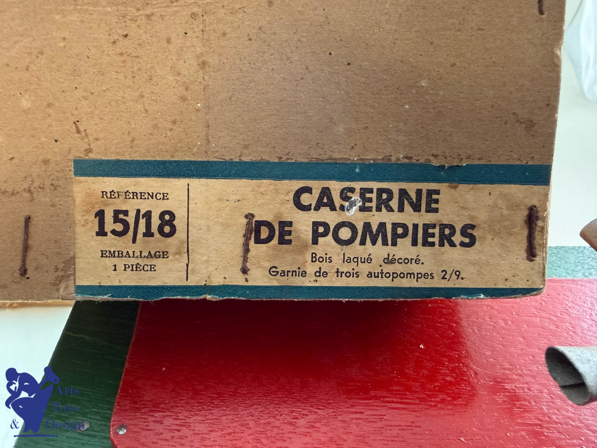 JOUET ANCIEN CIJ 15/18 RARE CASERNE DE POMPIERS + 3 CAMIONS RENAULT C.1935