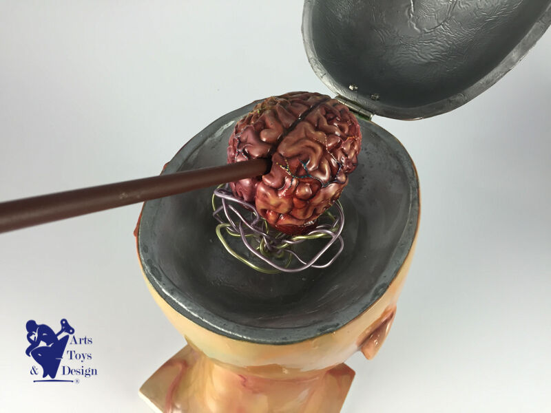 Shoko Fujimori (1986) artist Sculpture woman shattered dreams H 31.5cm