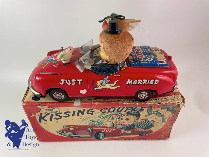 JOUET ANCIEN ICHIDA KISSING COUPLE JUST MARRIED IN CITROEN 27CM 1960