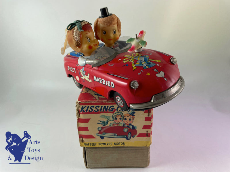 JOUET ANCIEN ICHIDA KISSING COUPLE JUST MARRIED IN CITROEN 27CM 1960