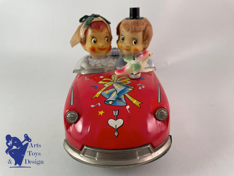 JOUET ANCIEN ICHIDA KISSING COUPLE JUST MARRIED IN CITROEN 27CM 1960