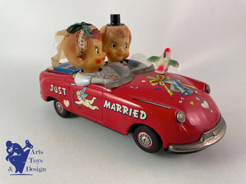 JOUET ANCIEN ICHIDA KISSING COUPLE JUST MARRIED IN CITROEN 27CM 1960