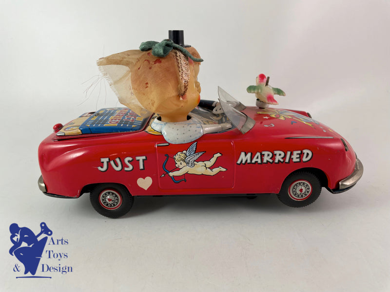 JOUET ANCIEN ICHIDA KISSING COUPLE JUST MARRIED IN CITROEN 27CM 1960