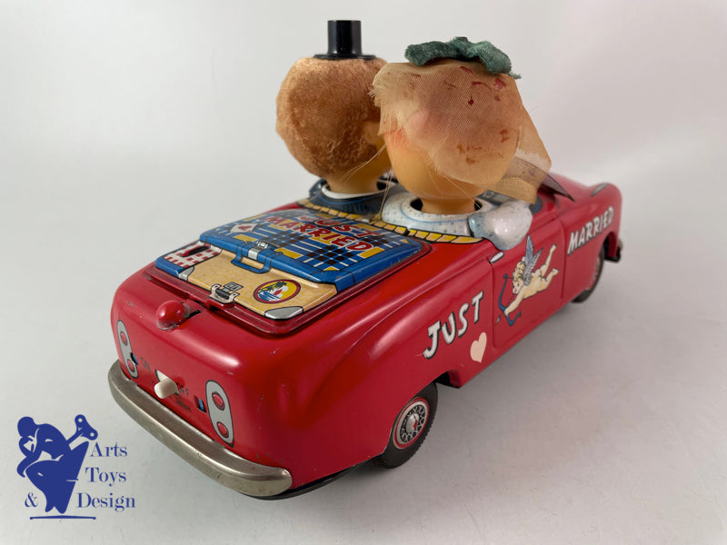 JOUET ANCIEN ICHIDA KISSING COUPLE JUST MARRIED IN CITROEN 27CM 1960