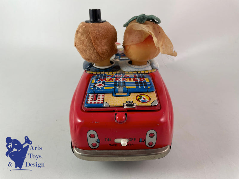 JOUET ANCIEN ICHIDA KISSING COUPLE JUST MARRIED IN CITROEN 27CM 1960