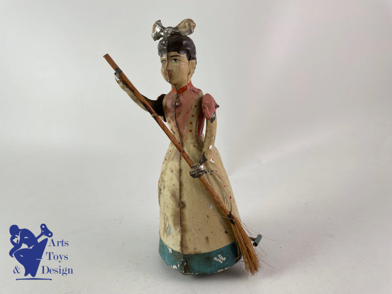 JOUET ANCIEN GUNTHERMANN FEMME AVEC BALAI MECANIQUE VERS 1910 H 18CM