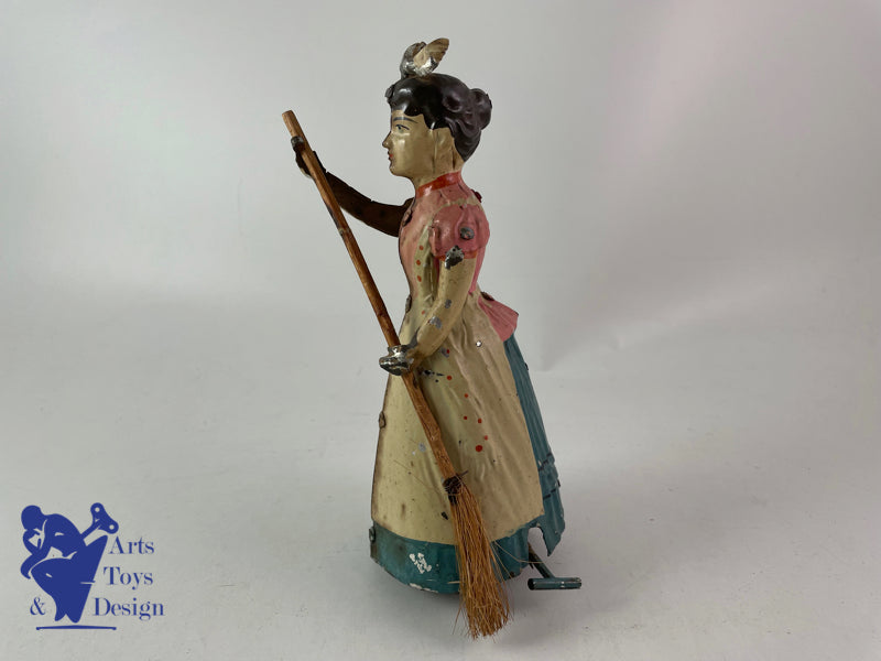 JOUET ANCIEN GUNTHERMANN FEMME AVEC BALAI MECANIQUE VERS 1910 H 18CM