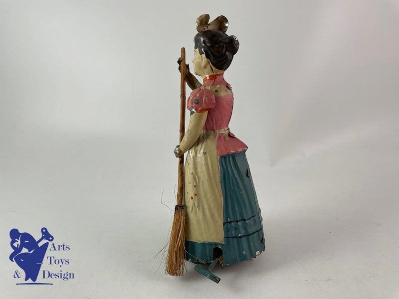 JOUET ANCIEN GUNTHERMANN FEMME AVEC BALAI MECANIQUE VERS 1910 H 18CM