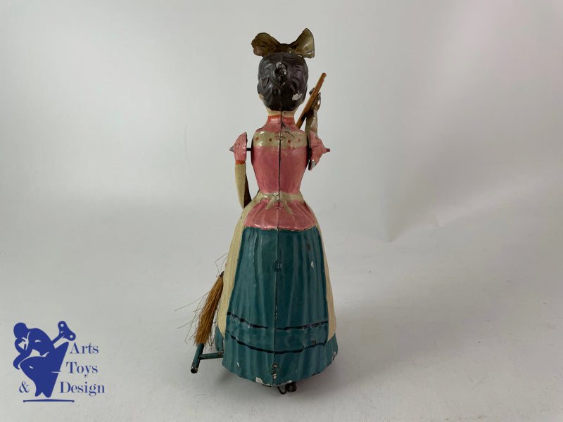 JOUET ANCIEN GUNTHERMANN FEMME AVEC BALAI MECANIQUE VERS 1910 H 18CM