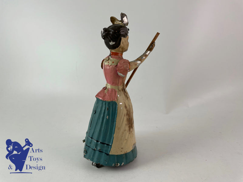JOUET ANCIEN GUNTHERMANN FEMME AVEC BALAI MECANIQUE VERS 1910 H 18CM