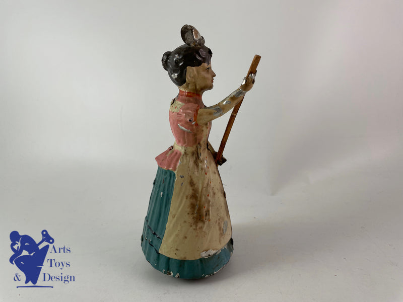 JOUET ANCIEN GUNTHERMANN FEMME AVEC BALAI MECANIQUE VERS 1910 H 18CM
