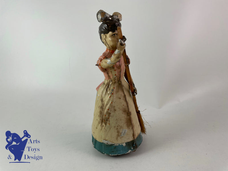 JOUET ANCIEN GUNTHERMANN FEMME AVEC BALAI MECANIQUE VERS 1910 H 18CM