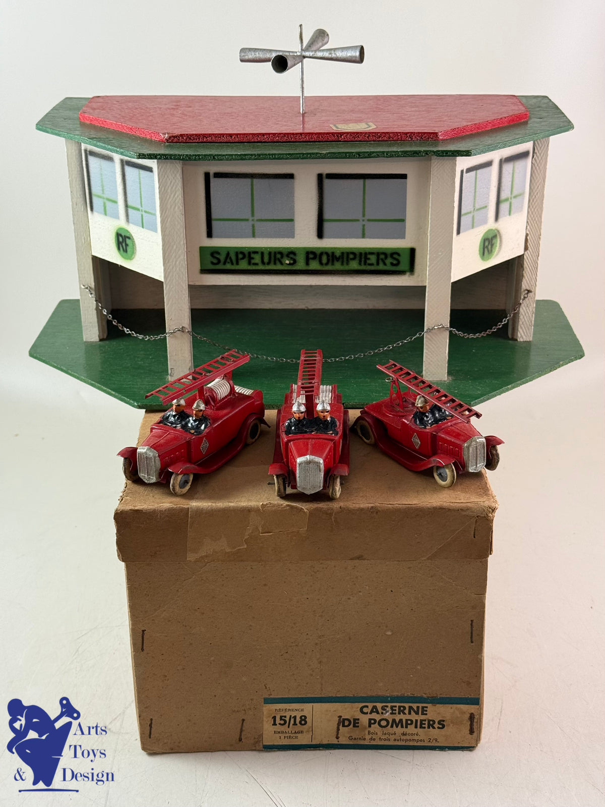 JOUET ANCIEN CIJ 15/18 RARE CASERNE DE POMPIERS + 3 CAMIONS RENAULT C.1935