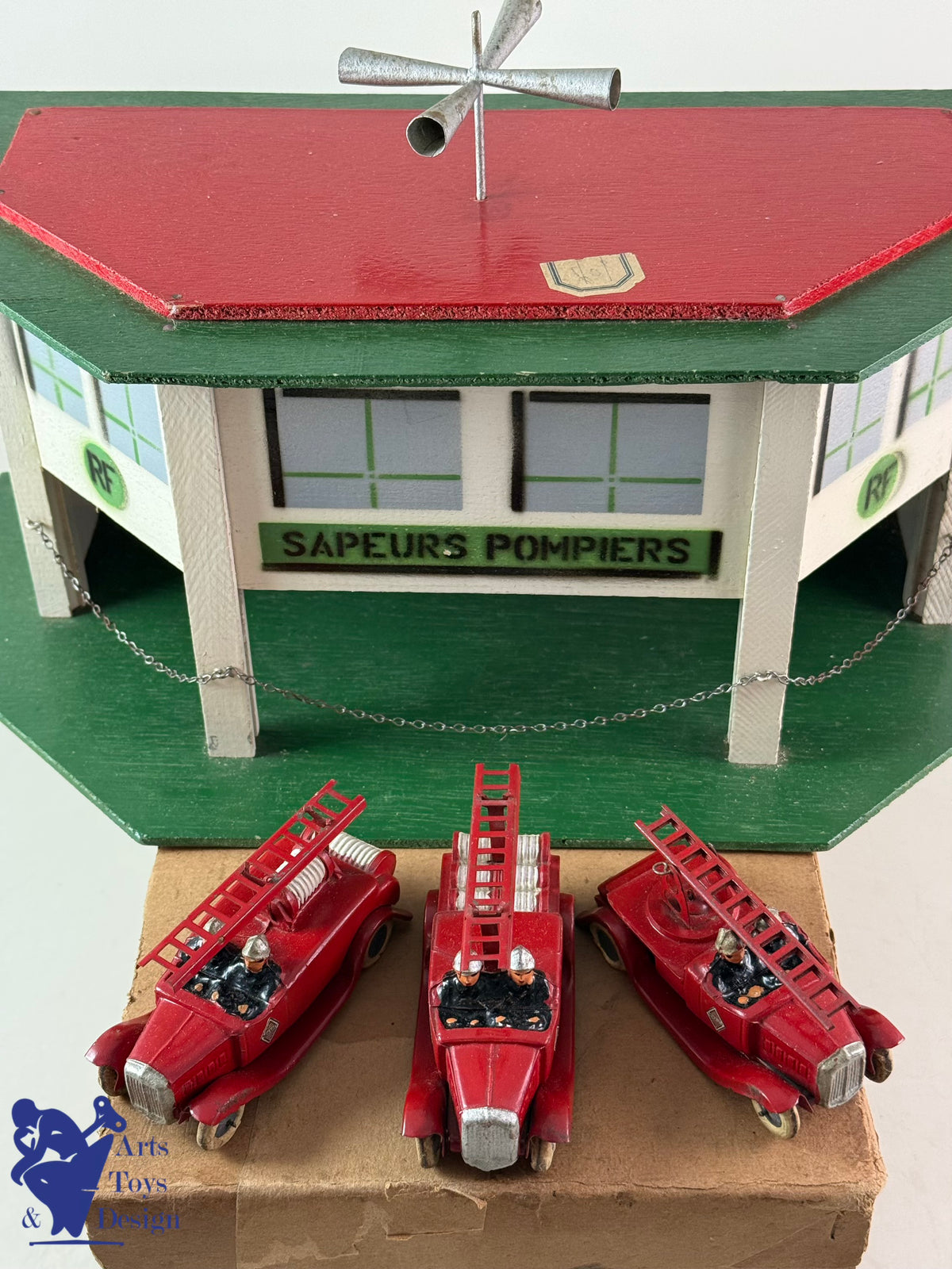 JOUET ANCIEN CIJ 15/18 RARE CASERNE DE POMPIERS + 3 CAMIONS RENAULT C.1935