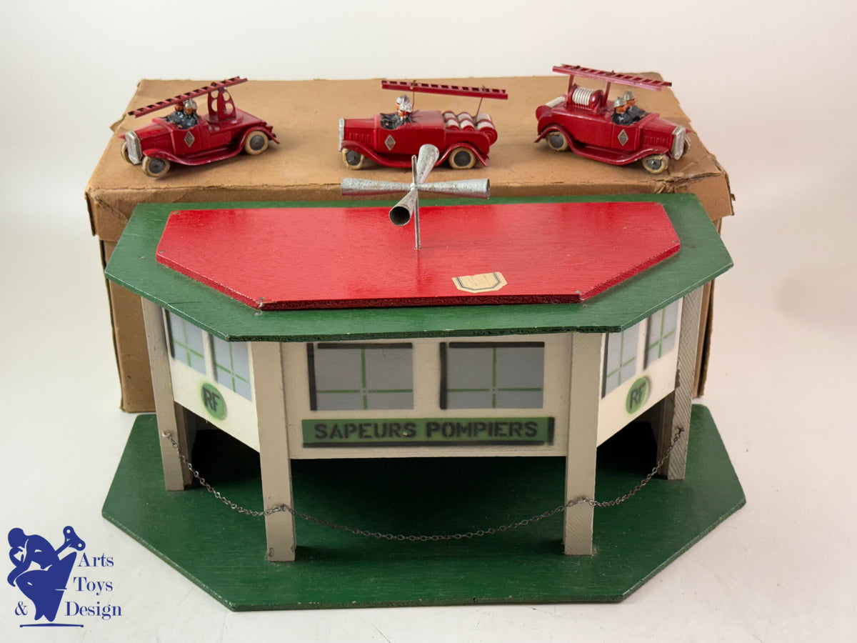 JOUET ANCIEN CIJ 15/18 RARE CASERNE DE POMPIERS + 3 CAMIONS RENAULT C.1935