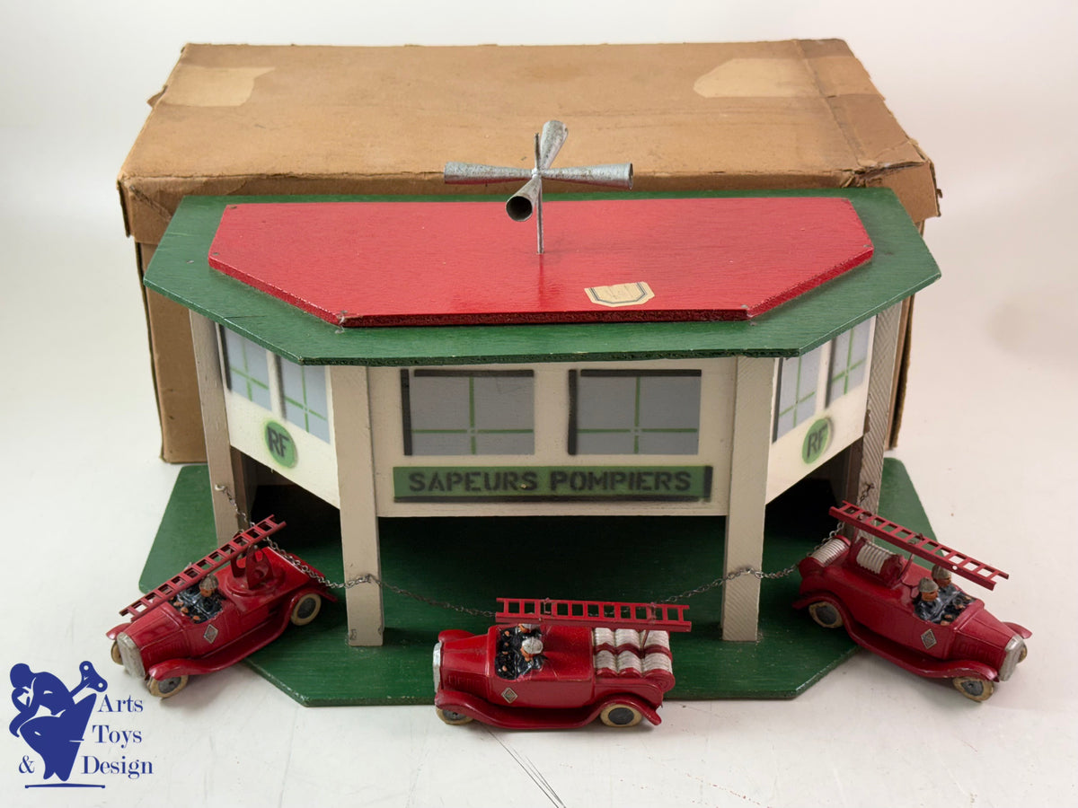 JOUET ANCIEN CIJ 15/18 RARE CASERNE DE POMPIERS + 3 CAMIONS RENAULT C.1935