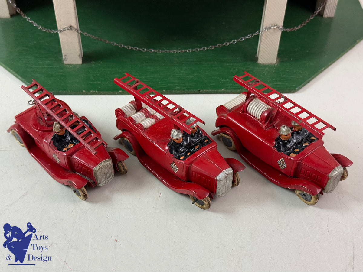 JOUET ANCIEN CIJ 15/18 RARE CASERNE DE POMPIERS + 3 CAMIONS RENAULT C.1935
