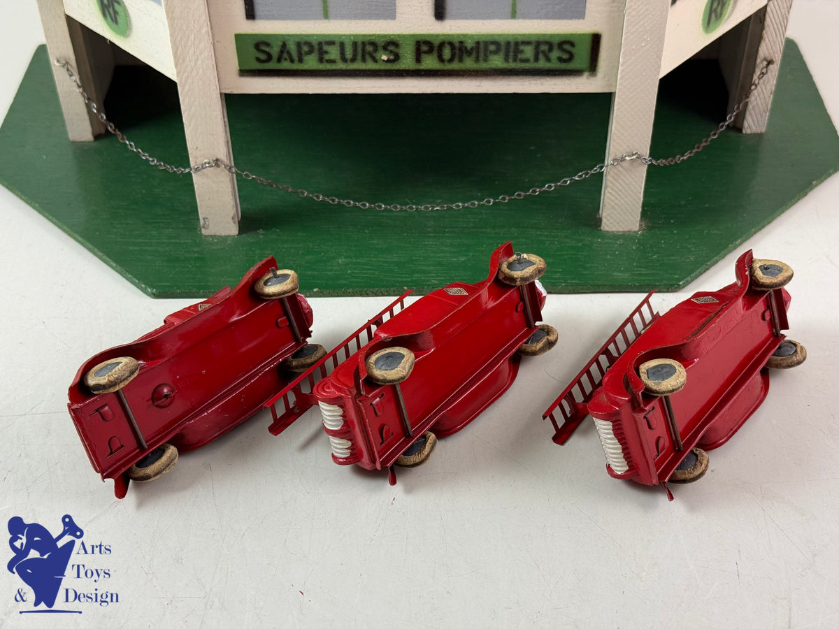 JOUET ANCIEN CIJ 15/18 RARE CASERNE DE POMPIERS + 3 CAMIONS RENAULT C.1935