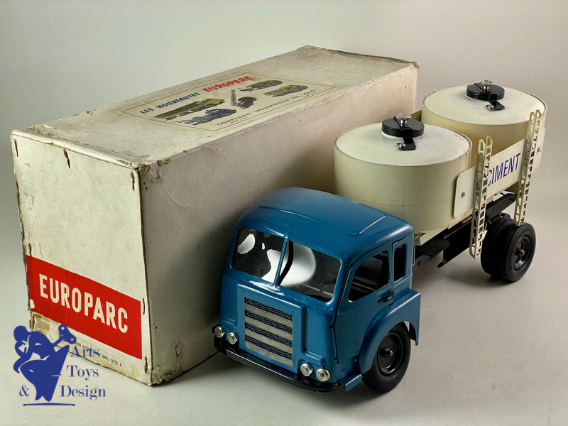 JOUET ANCIEN CIJ EUROPARC REF 9/31A CAMION RENAULT SAVIEM CIMENT 1/10° VERS 1960